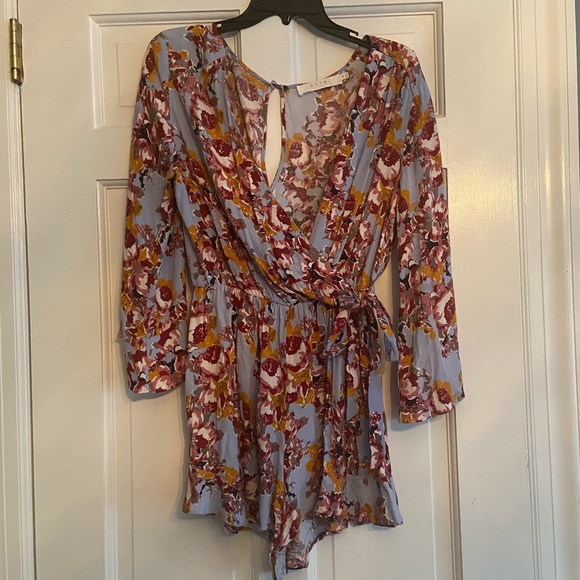 ASTR tie front floral romper - Picture 2 of 2